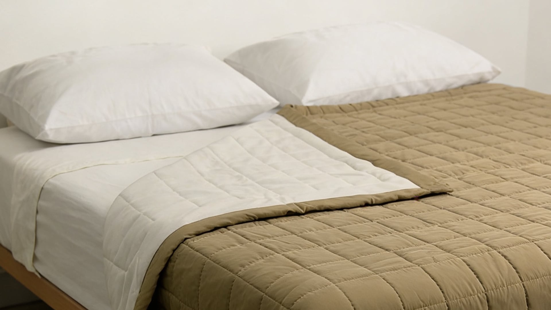Coperta in Pile Antiacaro Acarbuster® - Tessuto beige + Pile avorio - lifestyle 3