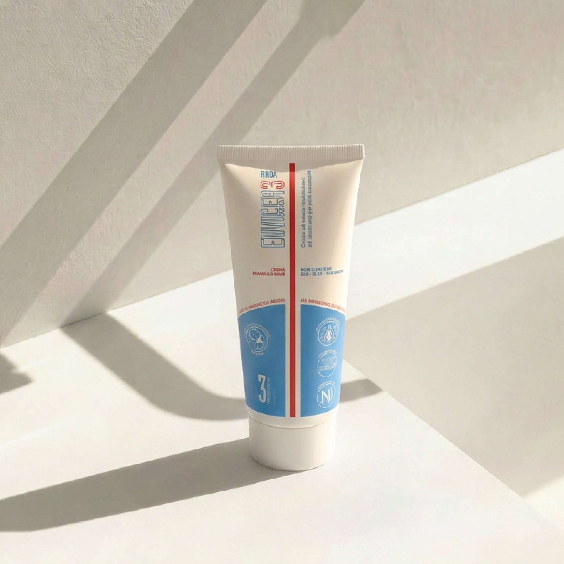 Crema Emolliente Magra per Pelle Atopica Envicer3® 200 ml – flacone in uso