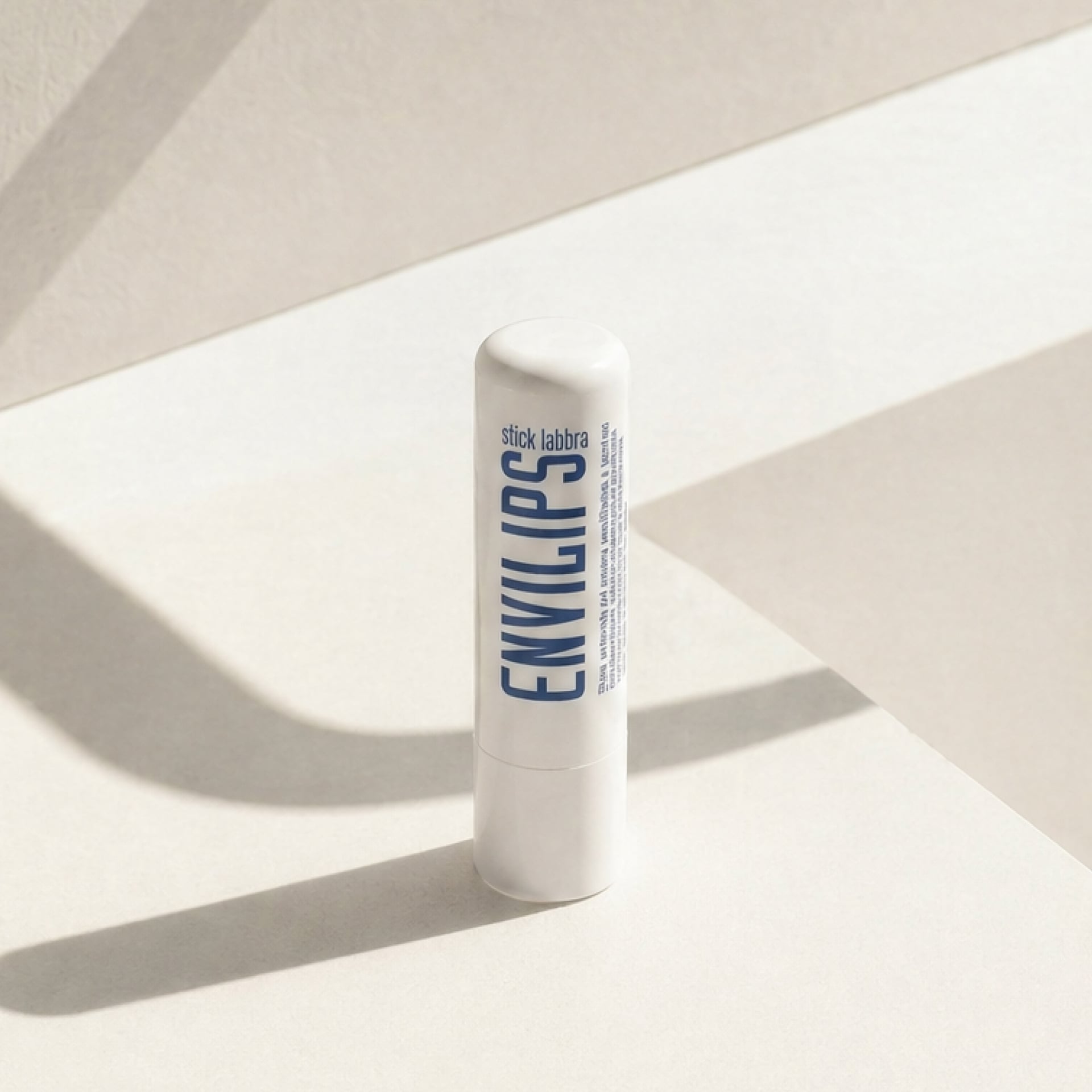Stick Labbra Envilips® 7,5 ml – flacone in uso